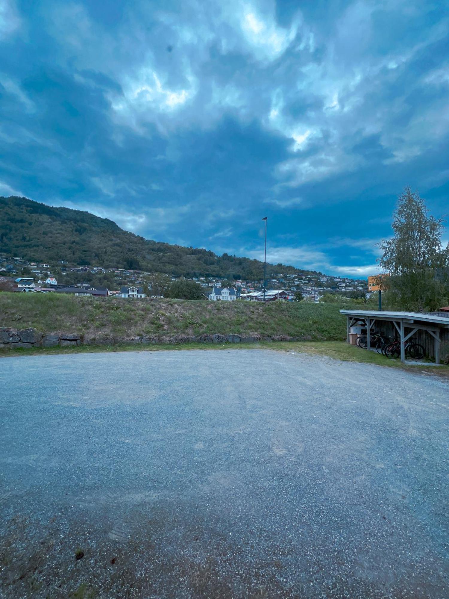 Privat Rom I Leilighet Hotel Sogndal Bagian luar foto