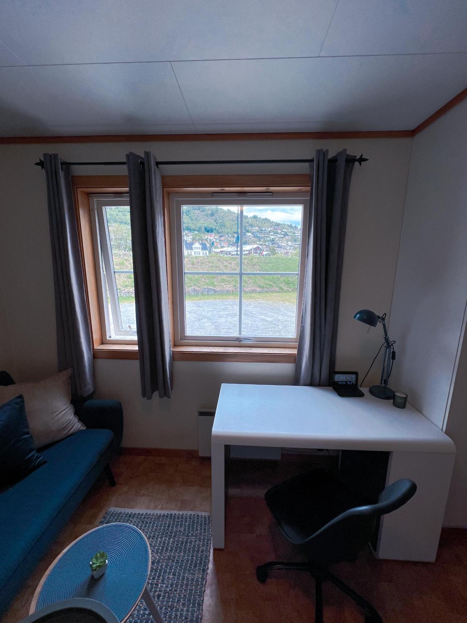 Privat Rom I Leilighet Hotel Sogndal Bagian luar foto